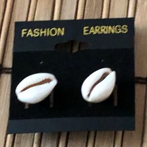 Small shell post earrings.